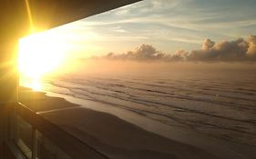 Apartamento frente mar pé na areia